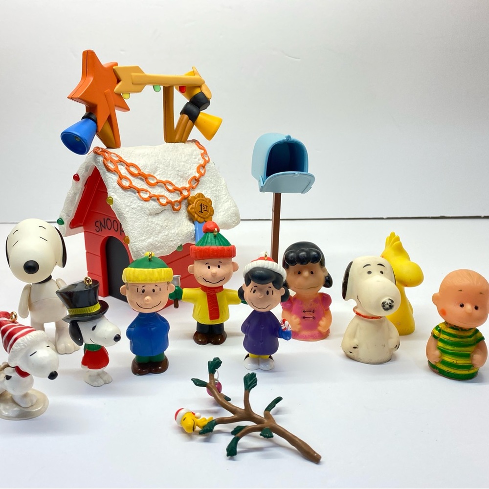 Peanuts Snoopy Christmas Toy lot. Light up Dog House, Vintage Finger Toys